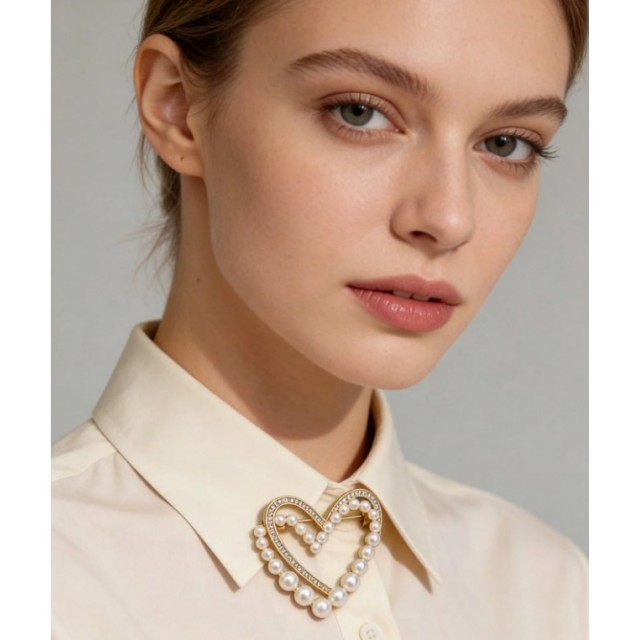 Elegantna broška v obliki srca zlate barve