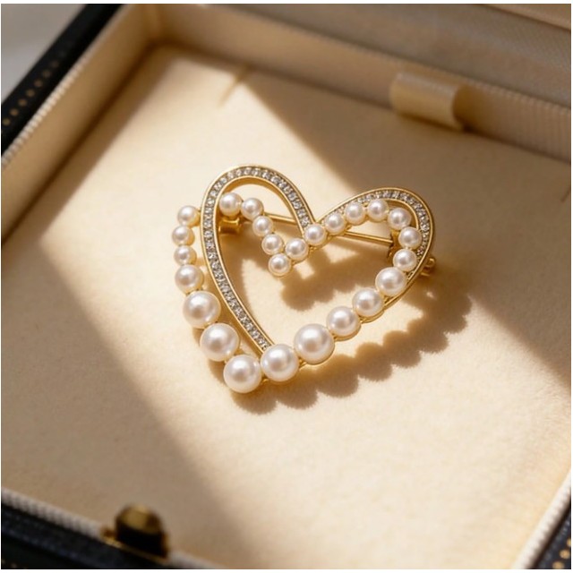 Elegantna broška v obliki srca zlate barve