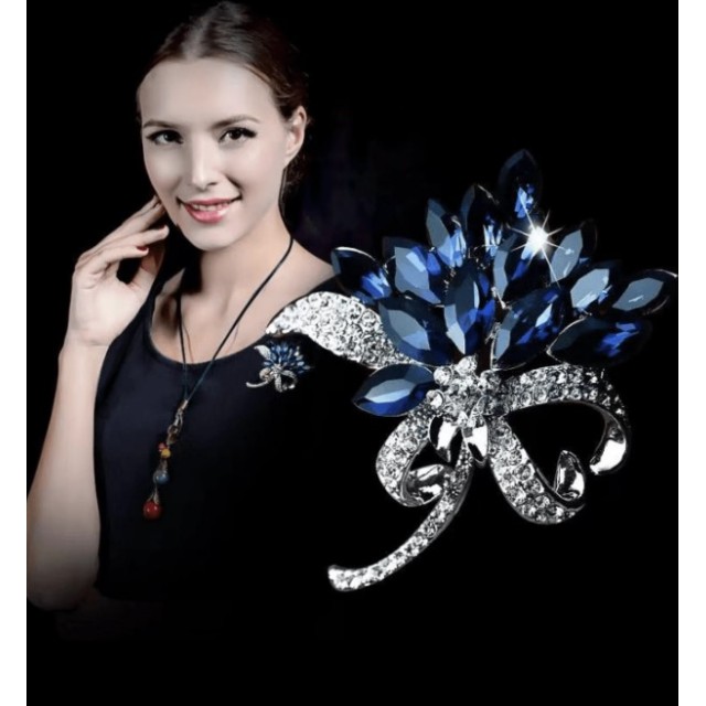 Elegantna broška z modrimi kristali
