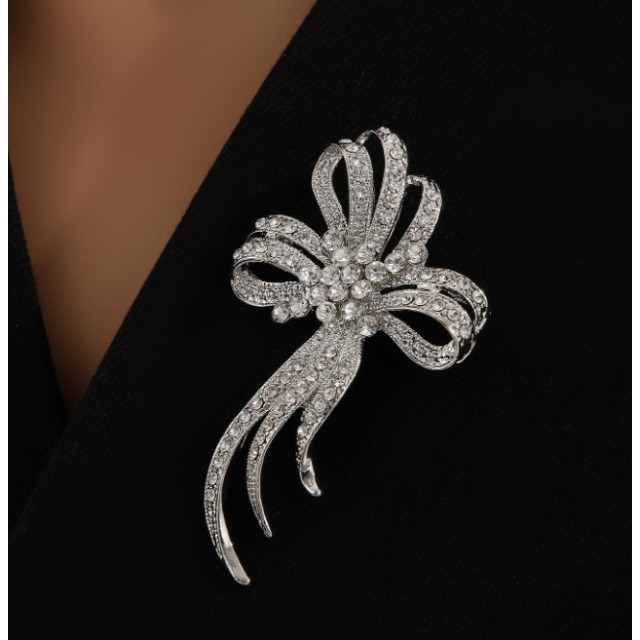 Elegantna srebrna broška v obliki pentlje s kristalčki