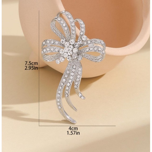 Elegantna srebrna broška v obliki pentlje s kristalčki