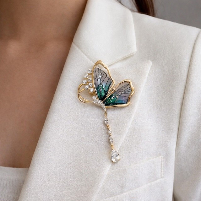 Elegantna broška v obliki metulja