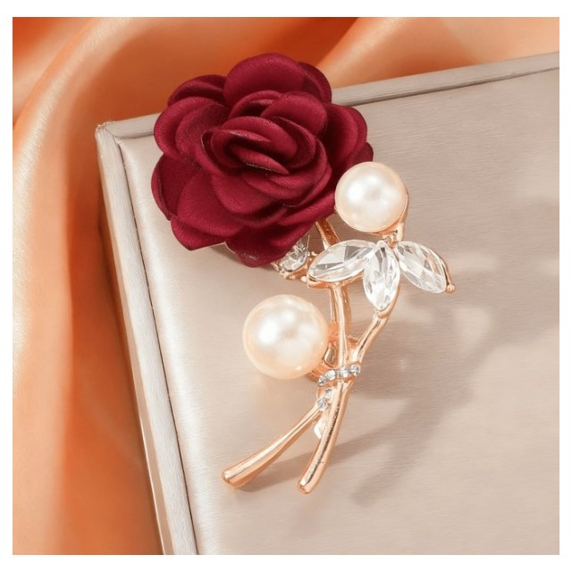 Elegantna broška z rdečo rožo 