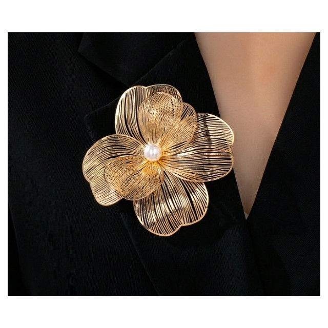 Elegantna broška z zlato rožo 