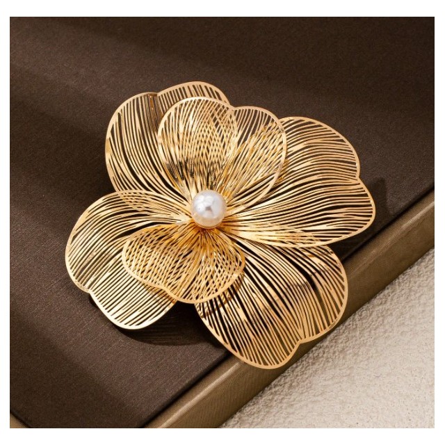 Elegantna broška z zlato rožo 