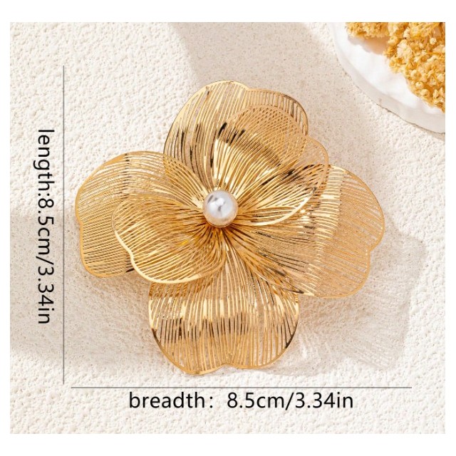 Elegantna broška z zlato rožo 