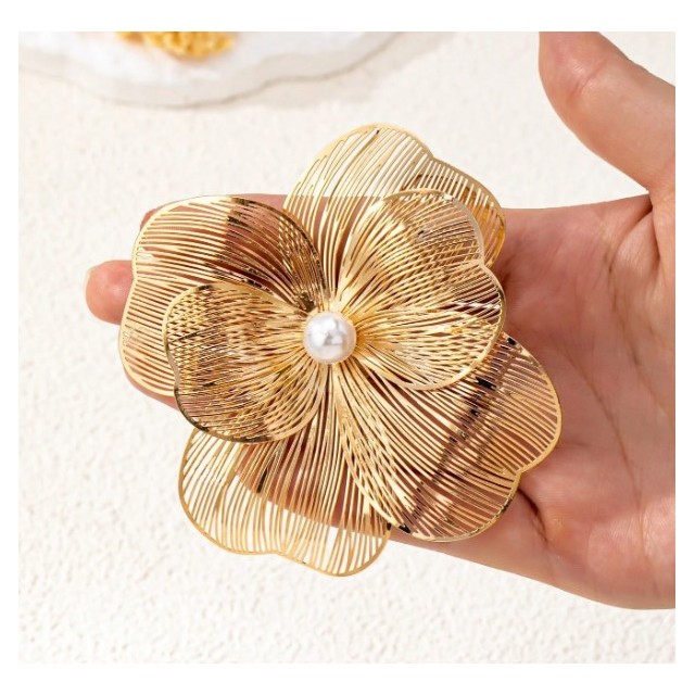 Elegantna broška z zlato rožo 