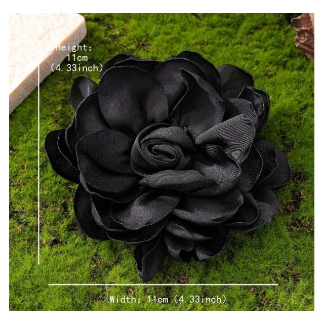 Večja elegantna broška s črno rožo