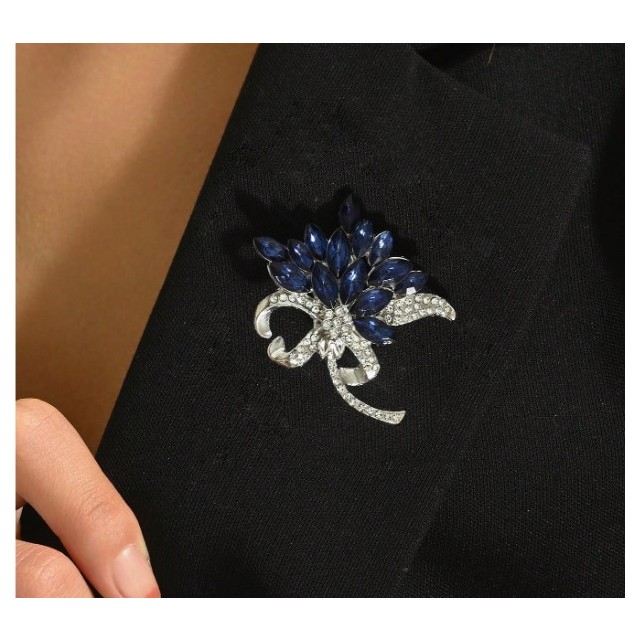 Elegantna broška z modrimi kristali