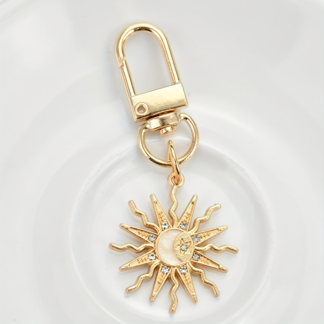 Obesek za ključe v zlati barvi z obeskom sončka