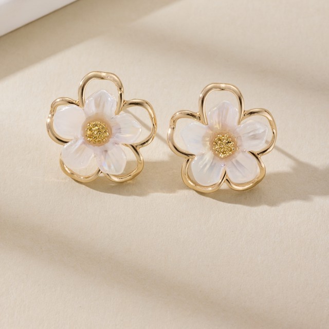 Elegantni zlato-beli uhani v obliki cveta