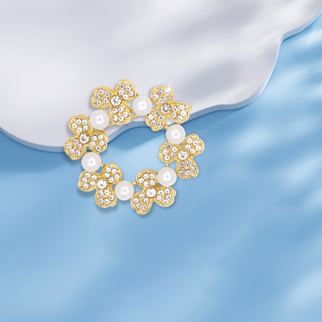 Elegantna zlata broška – cvetlični venec z biseri