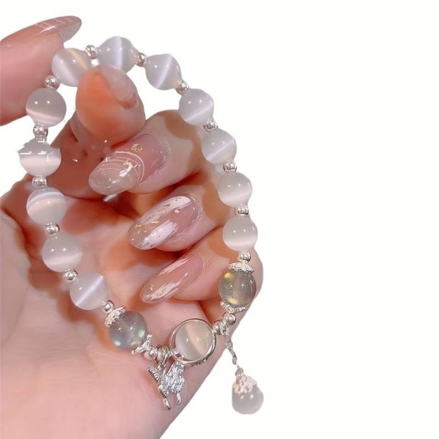 Zapestnica s kamenčki in metuljčkom