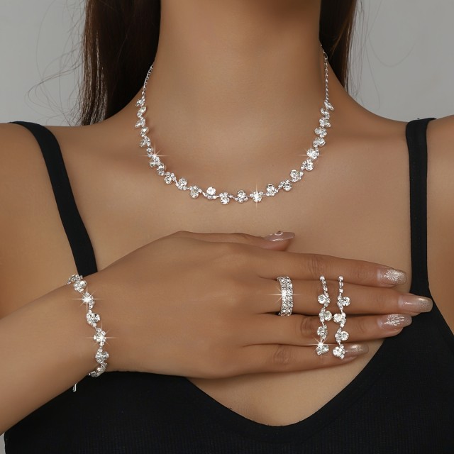 Eleganten 4-delni komplet s cirkoni v srebrni barvi