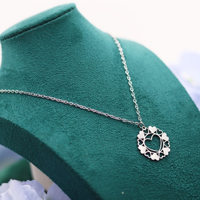 Personalizirana ogrlica s srčki v krogu – gravura inicialk