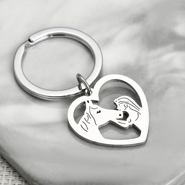 Prikupen obesek za ključe s punčko in konjem