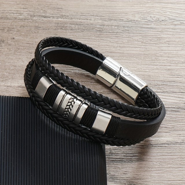 Moška pletena zapestnica s kovinskimi ploščicami 