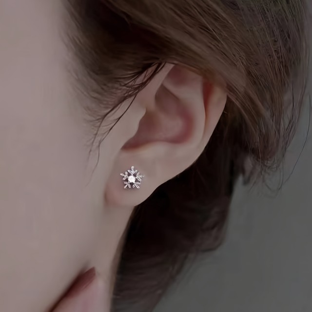 Majhni prisrčni uhani v obliki snežinke