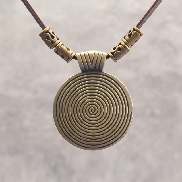 Moška verižica z večjim okroglim obeskom