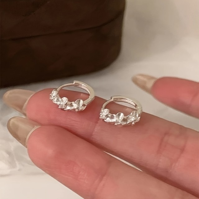 Elegantni uhani s cvetjem srebrne barve