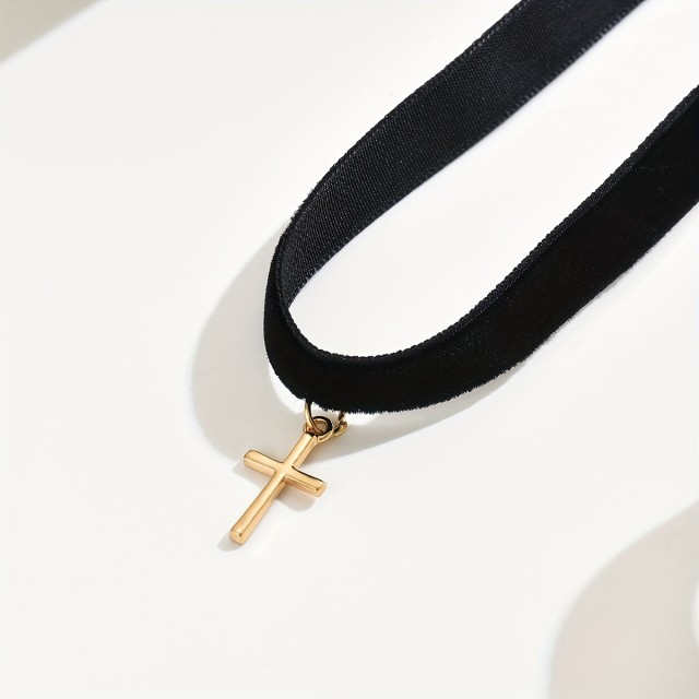 Elegantna žametna choker ogrlica z zlatim križem