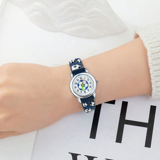 Fantovska ura z motivom nogometne žoge 2 barvi