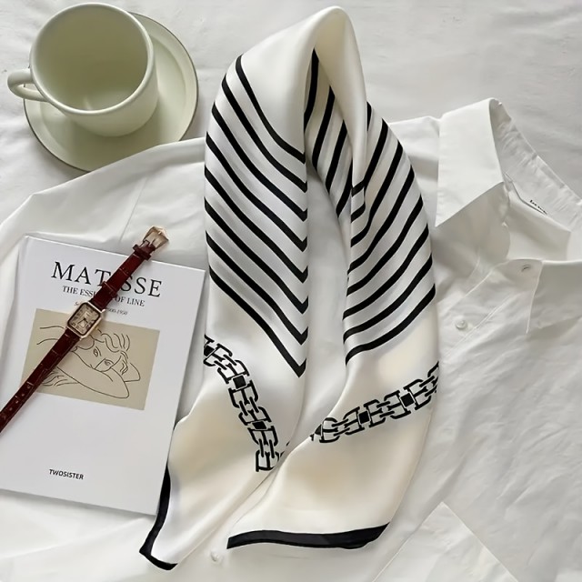 Elegantna črno-bela ruta z verižnim detajlom