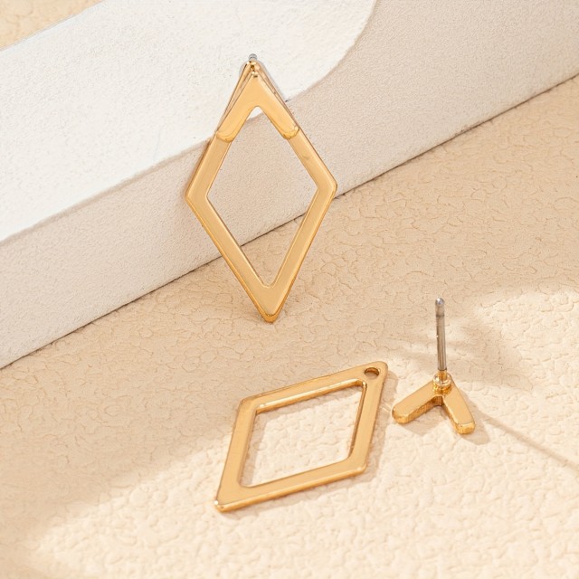 1 par geometrijskih uhanov v zlati barvi