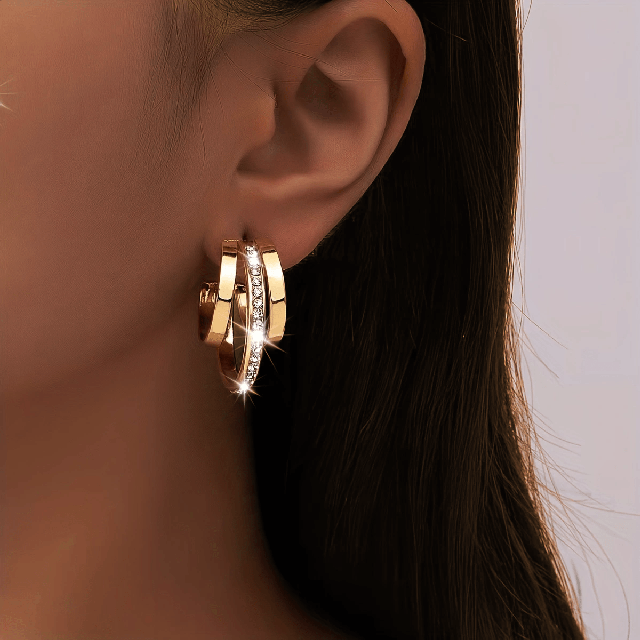 Elegantni triplastni uhani s cirkoni v zlati barvi