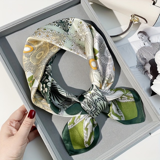 Elegantna ženska kvadratna ruta z zelenim cvetličnim vzorcem