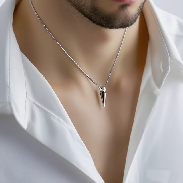 Minimalistična ogrlica s stožčastim obeskom