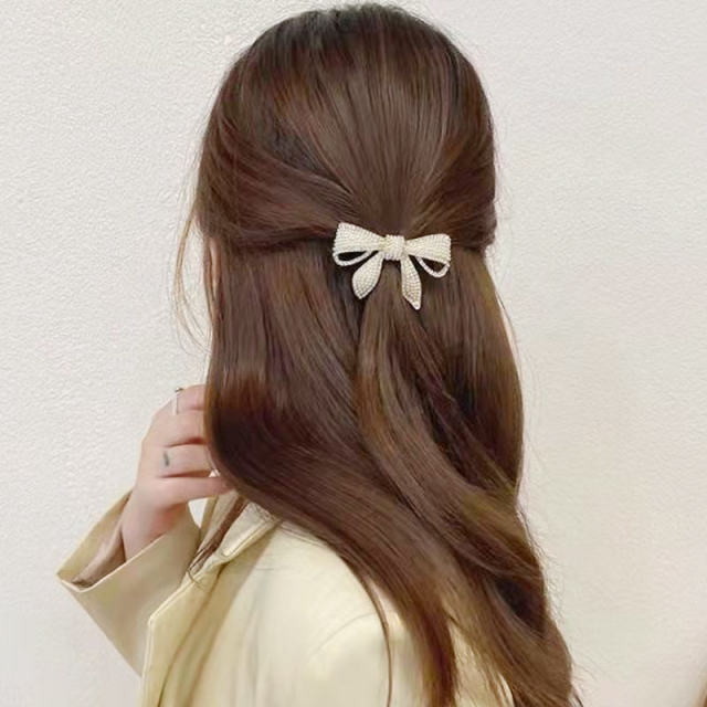 Lasna sponka v obliki pentlje v srebrni barvi 