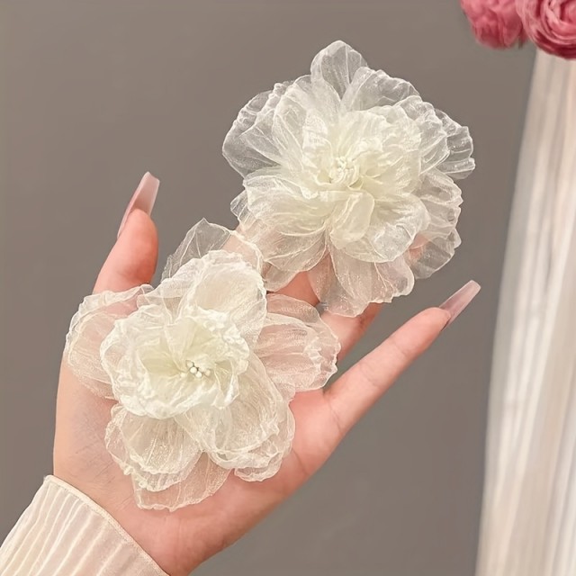 Komplet 2 belih cvetličnih sponkic za lase