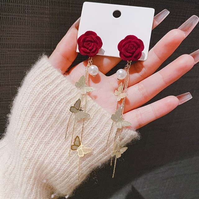 Prikupni žametni uhani s perlico in metuljčkastimi resicami