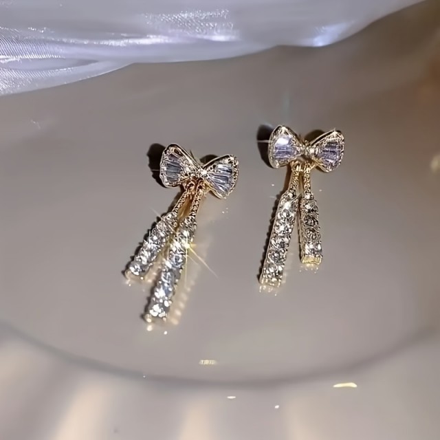 Elegantni uhani s sijočimi cirkoni s pentljo