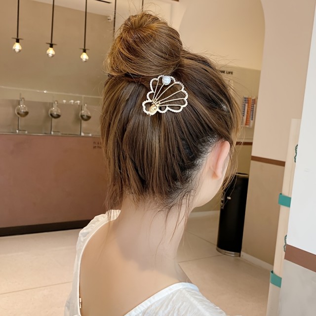 Elegantna kovinska sponka za lase v obliki školjke