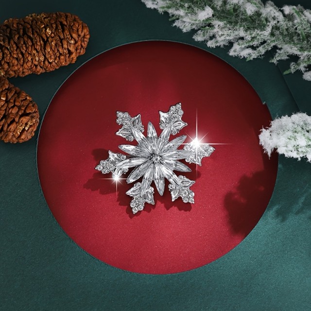 Elegantna broška s snežinko srebrne barve