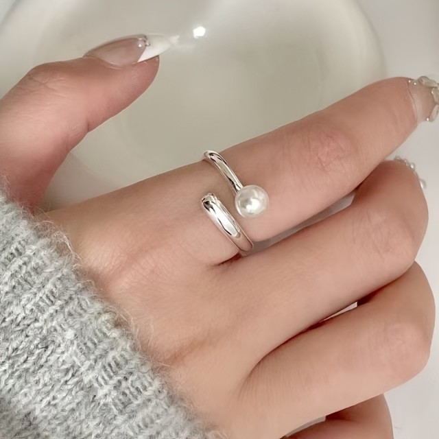 Nastavljiv eleganten prstan s perlico 