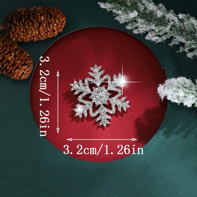 Elegantna broška v obliki srebrne snežinke 