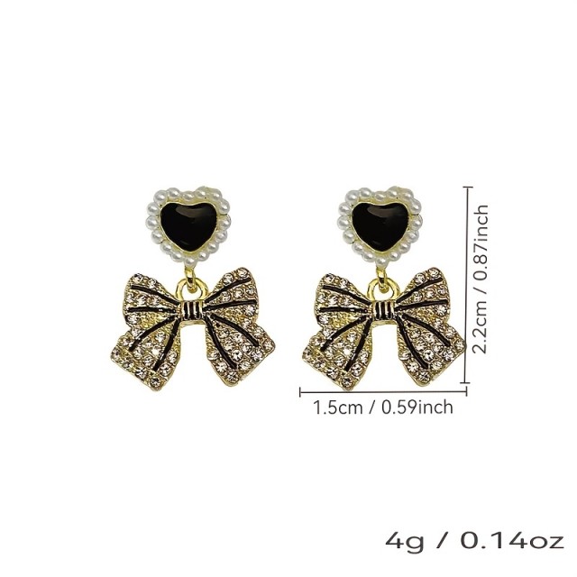 Prisrčni uhani v črno-zlati kombinaciji srce s pentljo