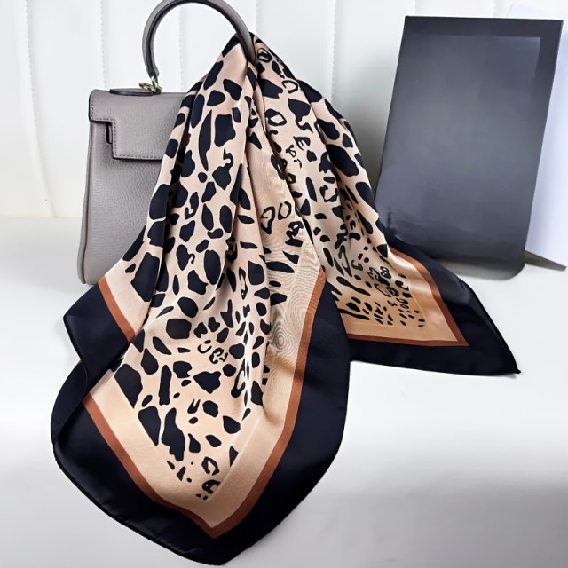 Elegantna ženska kvadratna ruta s tigrastim potiskom