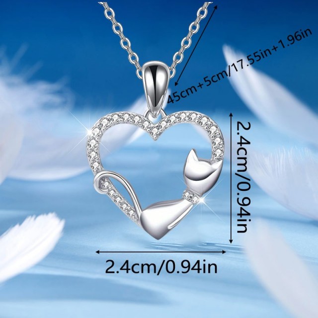 Elegantna ogrlica z mucko v srcu