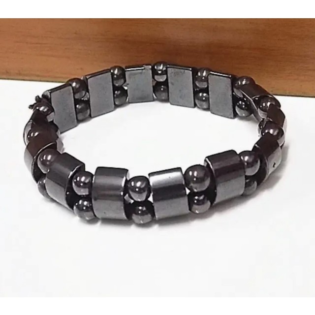 Moška trendovska zapestnica z magnetnimi kamni
