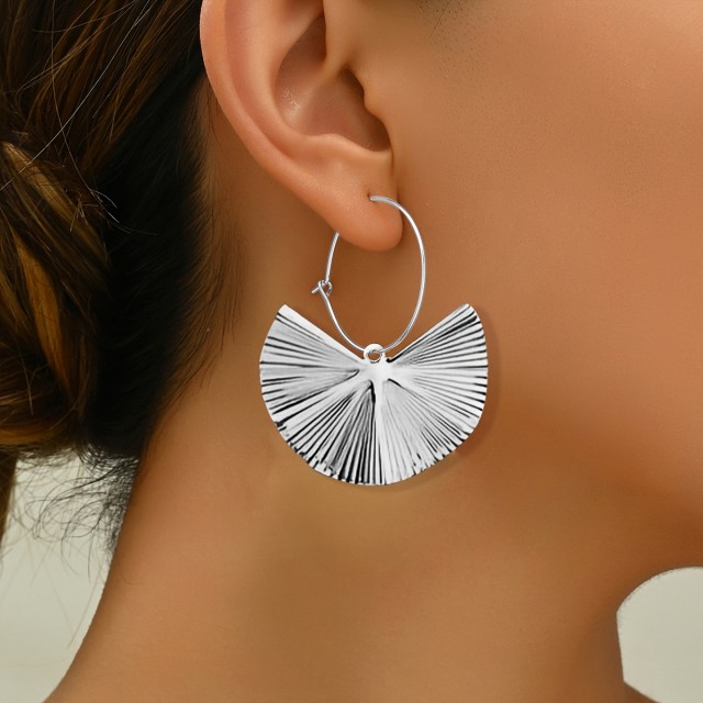 Elegantni uhani ginko v srebrni barvi 