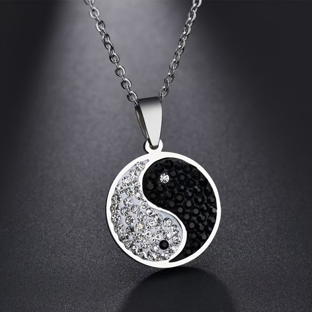 Elegantna ogrlica z obeskom jin-jang – simbol ravnovesja in harmonije