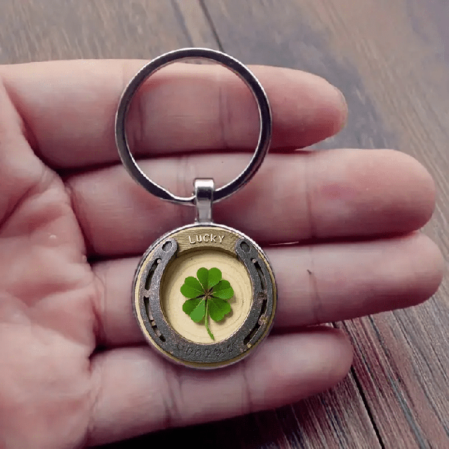 Obesek za srečo z deteljico in podkvijo