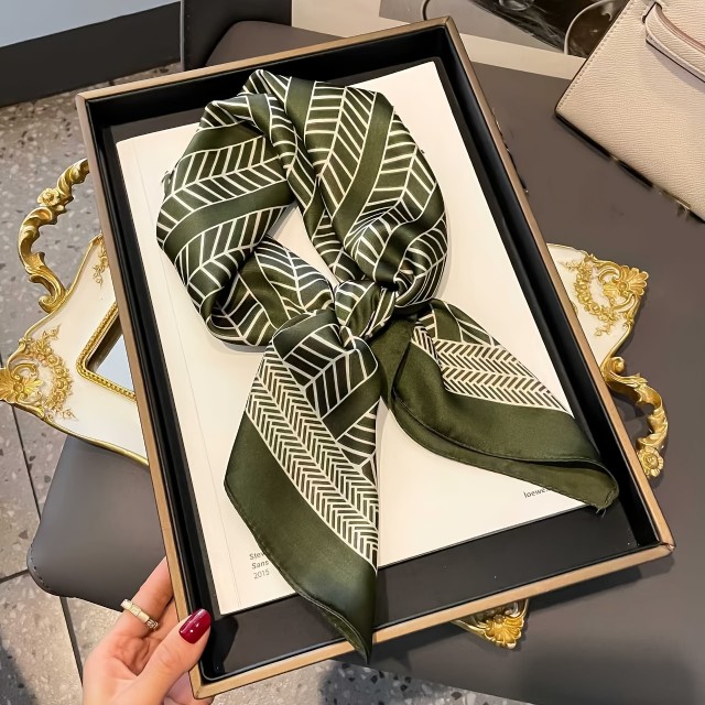 Elegantna ženska kvadratna ruta v zeleni barvi