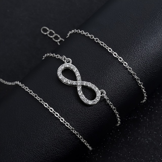 Elegantna ogrlica z znakom neskončnosti v srebrni barvi