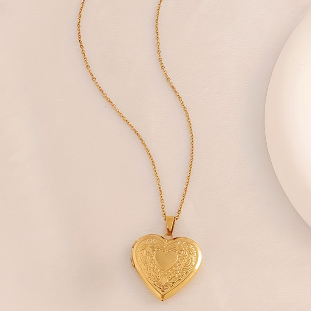 Nerjaveča ogrlica z odpirajočim srcem v 2 barvah