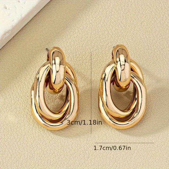 Simpatični uhani v zlati barvi v obliki vozla